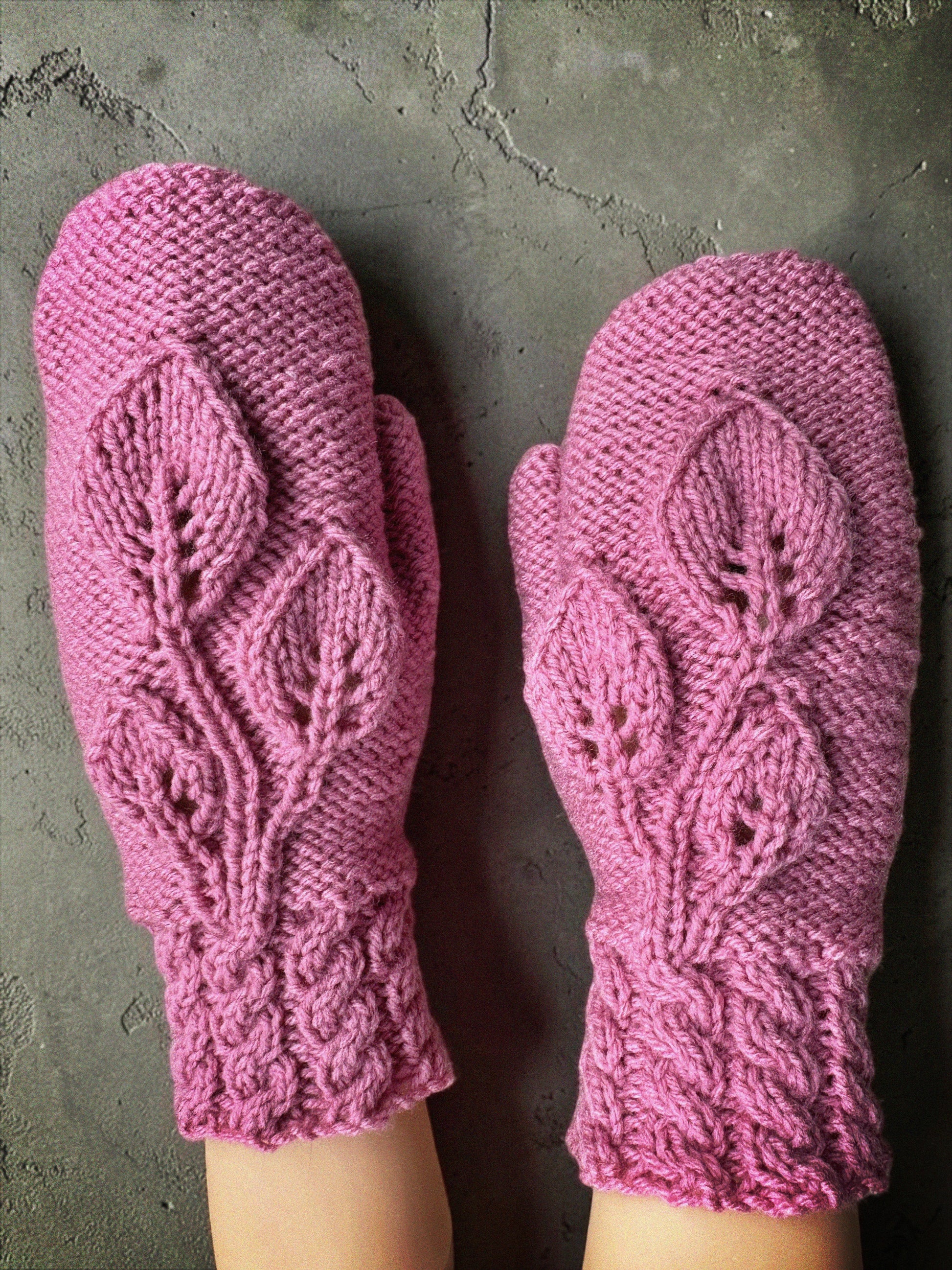 Hand knit mitts with a 3 leaf motif knitting pattern