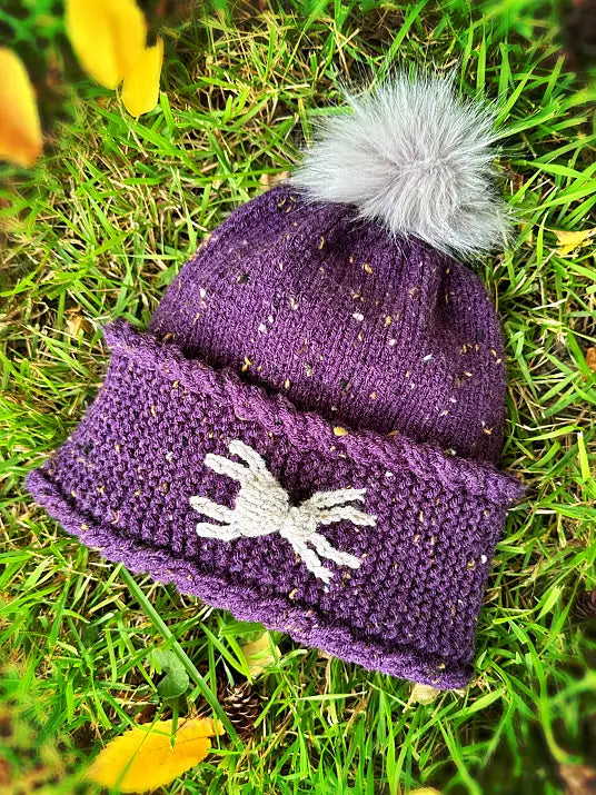 Spider hat knitting pattern with creepy-cute Halloween colourwork