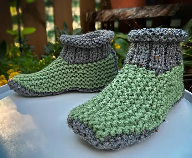 Knitting pattern for warm thick slippers with ankle cuff