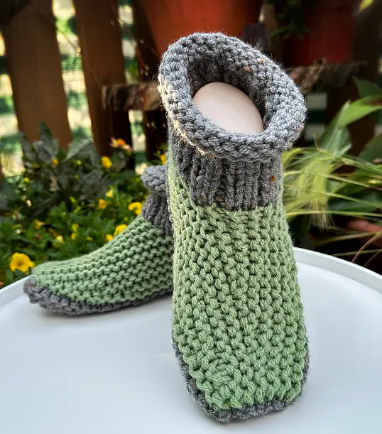 Easy slipper knitting pattern worked flat on straight needles